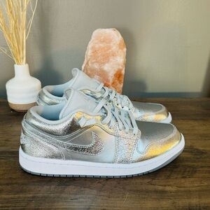 FN5030-001 Nike Air Jordan 1 Low SE Metallic Silver Photon Dust Grey (Women's) 9